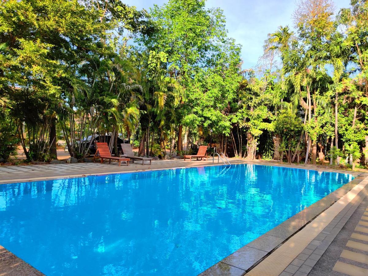 Thong Paeka Hotel Prasat Esterno foto