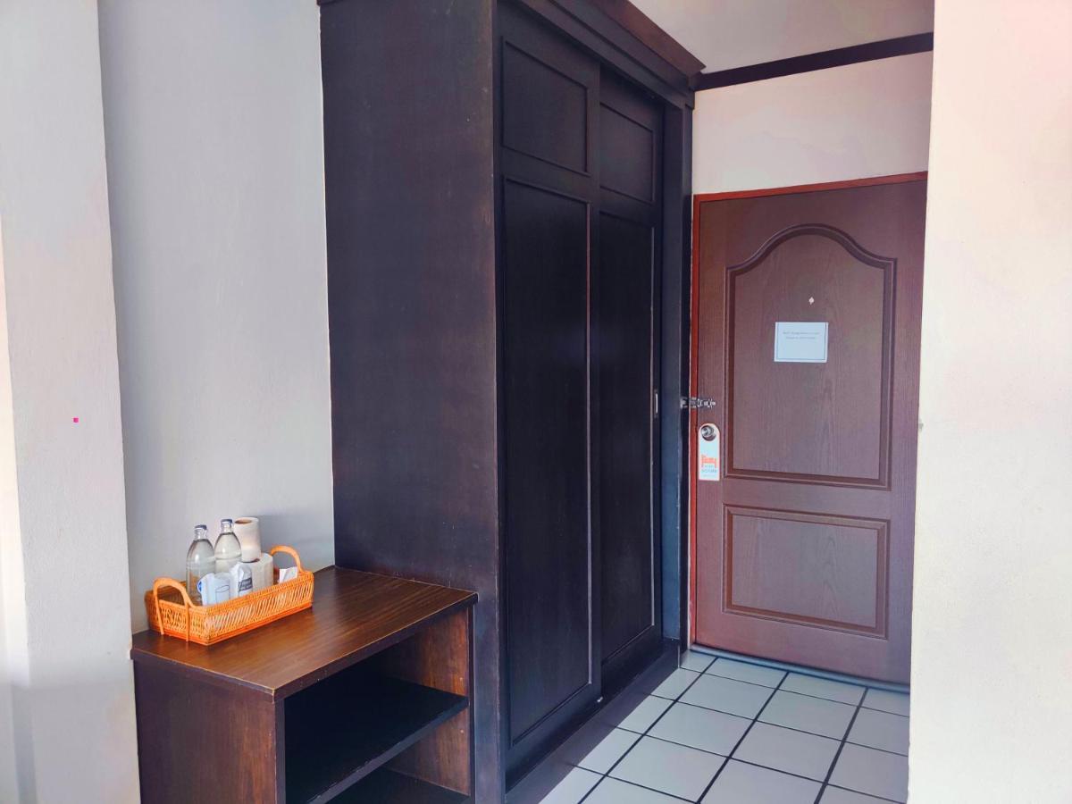 Thong Paeka Hotel Prasat Esterno foto
