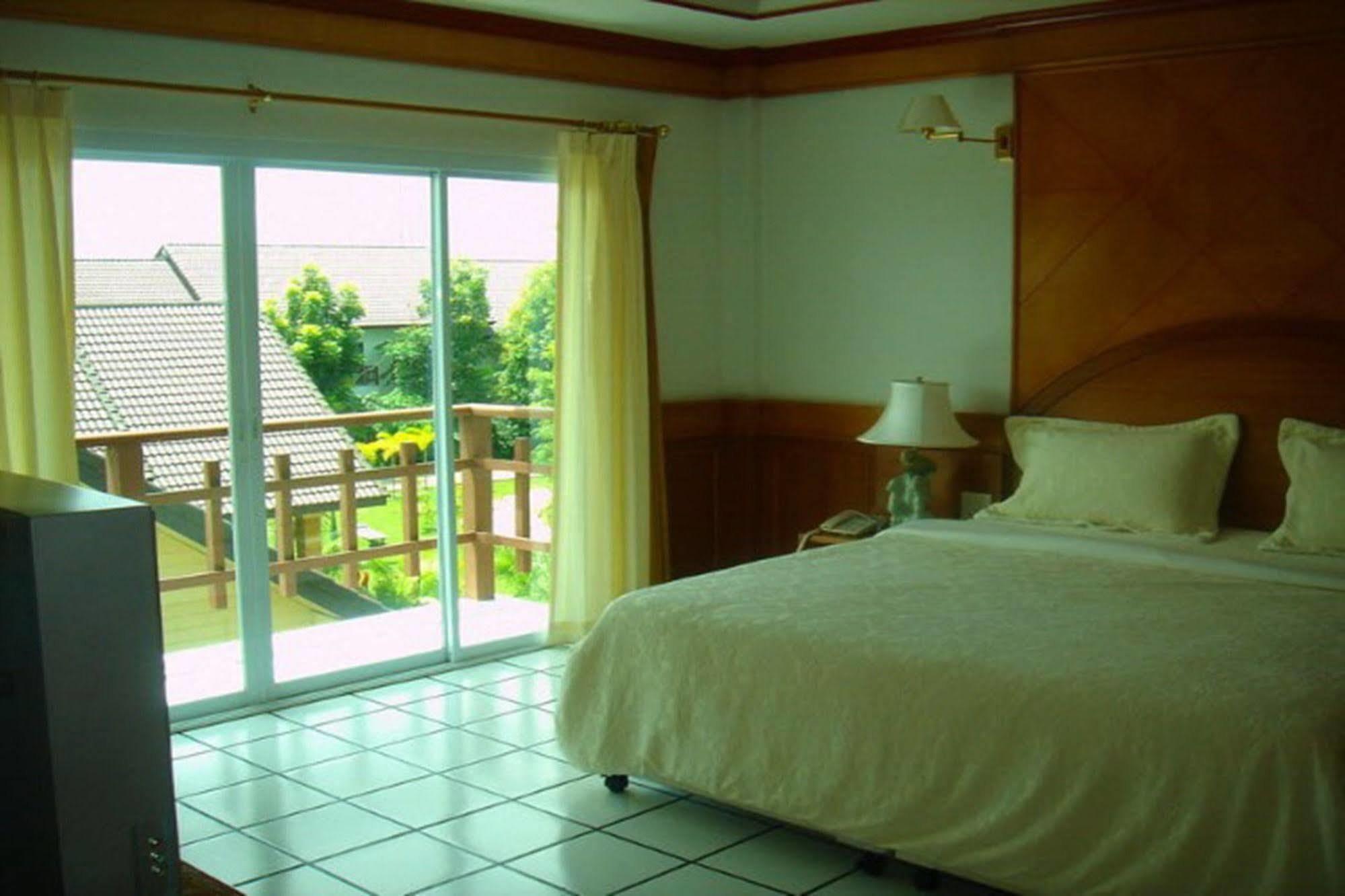 Thong Paeka Hotel Prasat Esterno foto