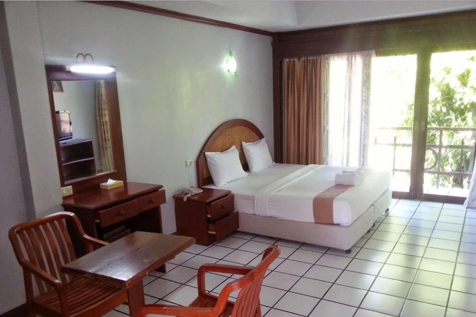 Thong Paeka Hotel Prasat Esterno foto